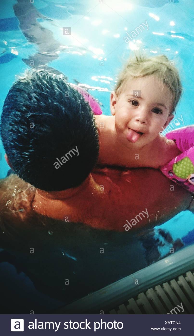 Retrato de niño con el Padre de natación en la piscina Foto de stock