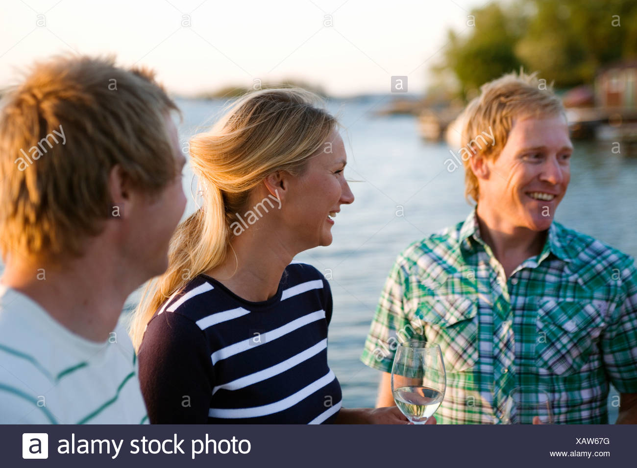 Tres personas felices, Fejan, archipiélago de Estocolmo, Suecia. Foto de stock