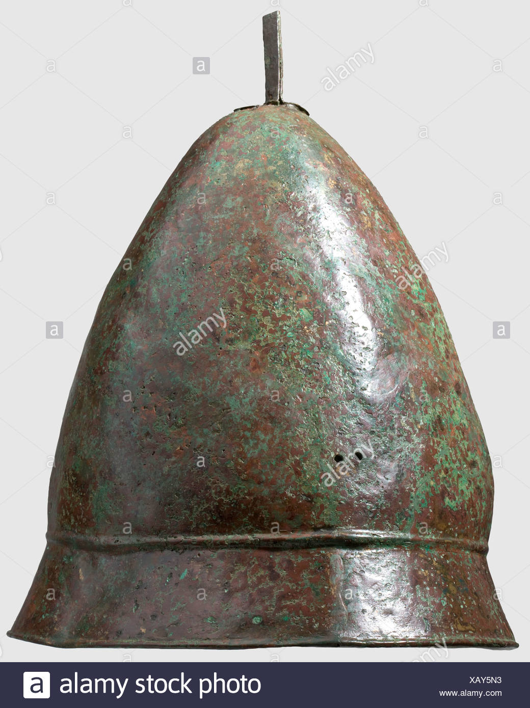 Un casco de bronce de Pilos, siglo IV a.C. Alto, cráneo ligeramente abultado, el borde claramente compensado por un bulto. Pares de agujeros en los lados para fijar las raya. Soporte de pluma remachado en el ápice de la corona aplanada. Altura 29.5 cm. Pátina de color marrón rojizo a verde, ligeramente deformada. El interior se estabilizó con fibra de vidrio y resina. Restauraciones por todas partes en el cráneo. Colección Axel Guttmann (AG 164), histórico, histórico, mundo antiguo, mundo antiguo, tiempos antiguos, objetos, alambiques, recorte, recorte, recorte, recortes, Derechos adicionales-Clearencias-no disponible Foto de stock