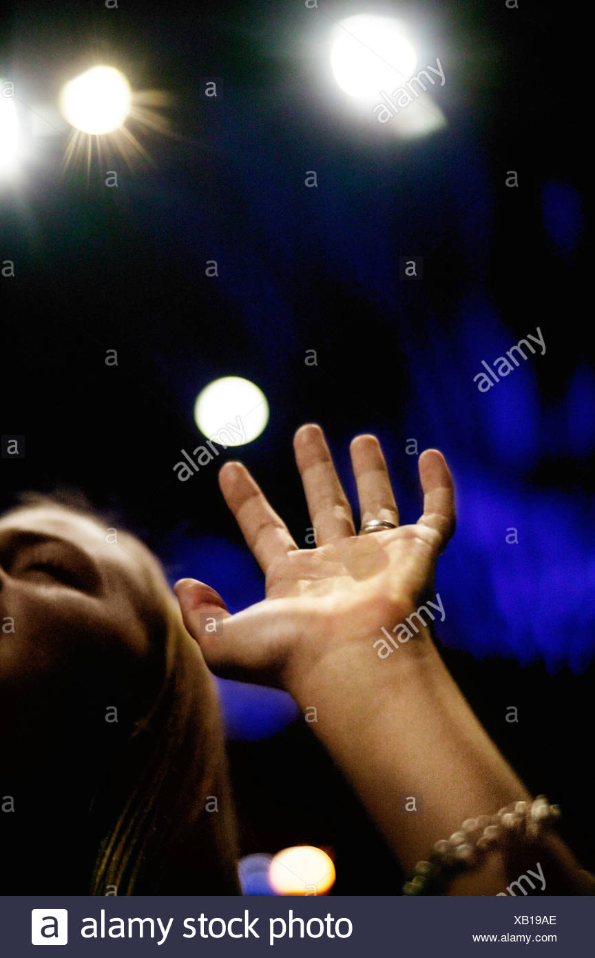 Mujer Alabando A Dios Fotografia De Stock Alamy