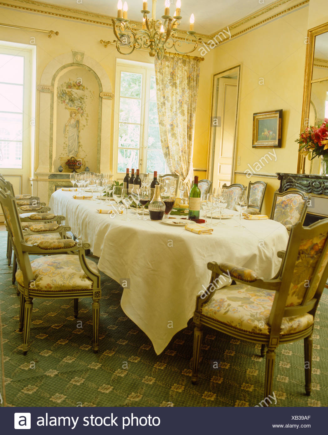 Tela de lino blanco sobre la mesa larga para el almuerzo en el ... Tela de lino blanco sobre la mesa larga para el almuerzo en el ...
