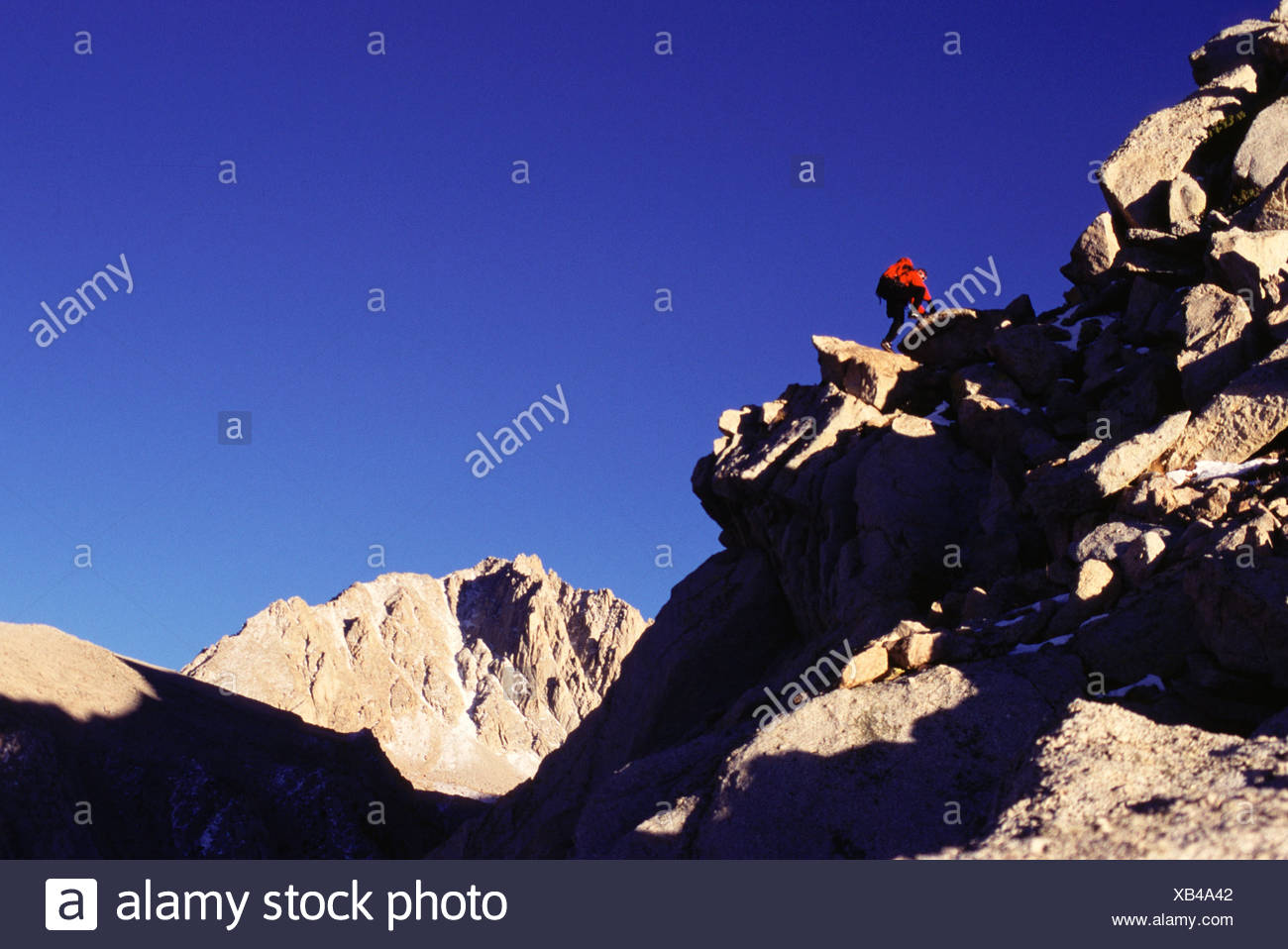 Un Hombre Montanismo El North Ridge De Lone Pine Peak Ca Fotografia De Stock Alamy
