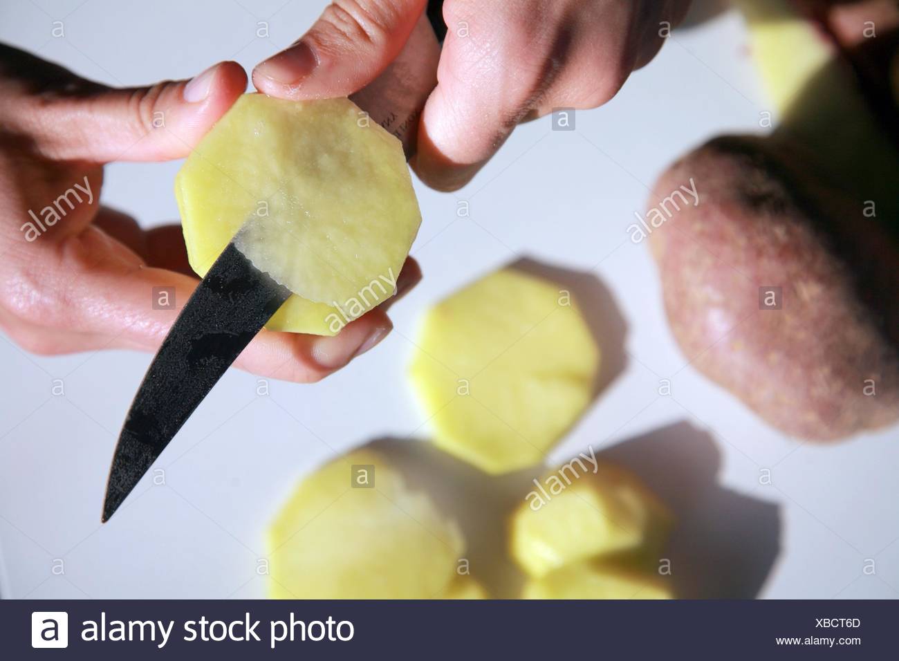 Resultado de imagen de Pelando patatas en la cocina con el cuchillo patatero