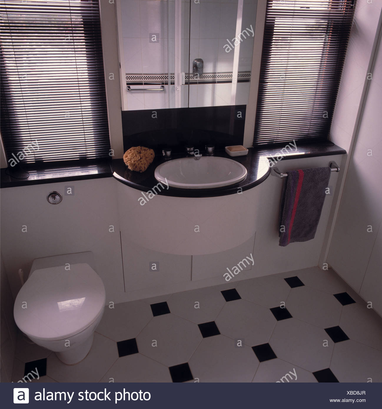 Cuarto de baño blanco y negro monocromo Foto & Imagen De Stock ... Cuarto de baño blanco y negro monocromo Foto & Imagen De Stock ...