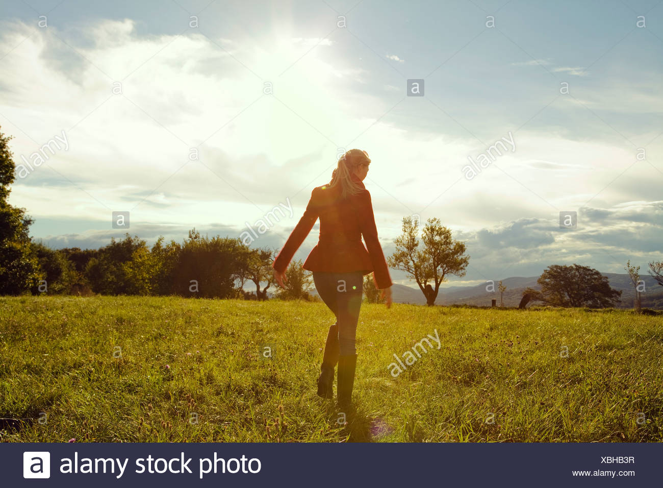 Mujer joven en el campo andando Foto de stock