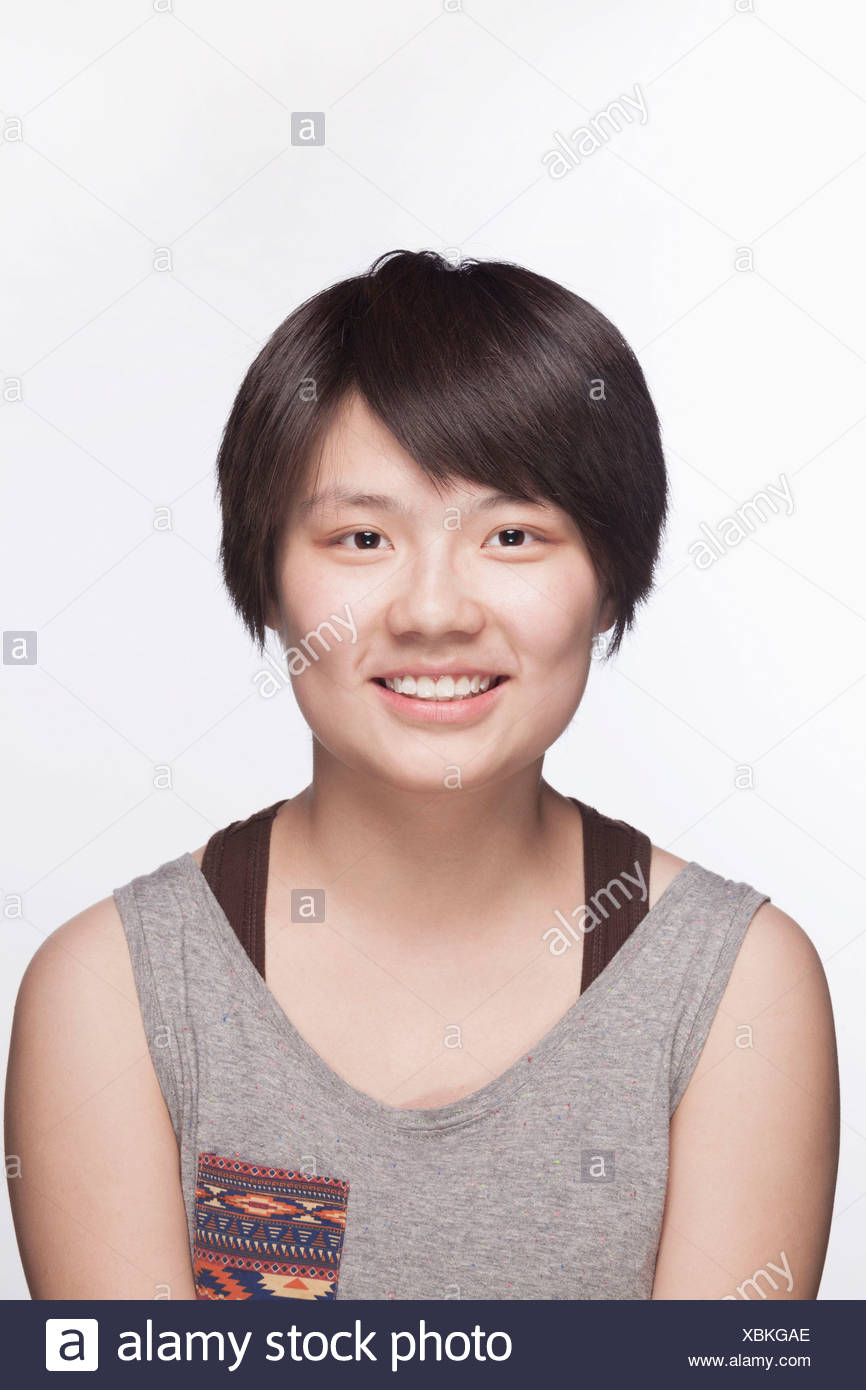 Retrato De Mujer Joven Con El Pelo Corto Foto De Estudio Fotografia De Stock Alamy