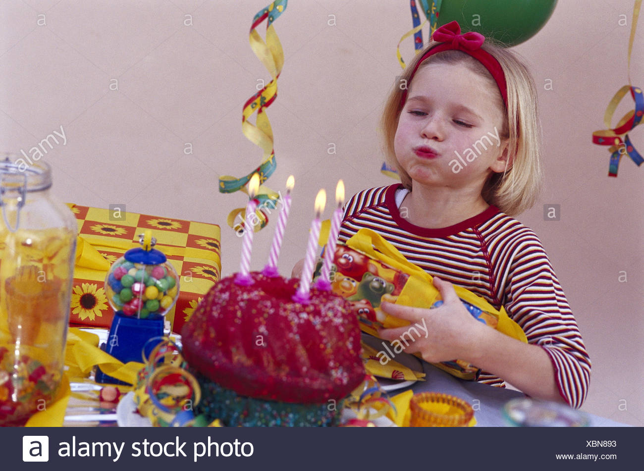 Fiesta de cumpleaños de niños, niña, torta de cumpleaños, velas, soplar, celebración de cumpleaños, cumpleaños, fiestas de cumpleaños, fiesta, cumpleaños, fiestas de cumpleaños, niño, muchacho, 6-7 años, celebrar cumpleaños, sorpresa, regalos, regalos,