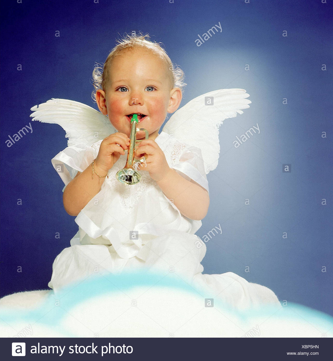 Bebe Angel Nube Sentarse Tocar La Trompeta Studio Interior Ninos Pequenos Angel De Disfraz Forro Paneles X Mas La Navidad El Nino Jesus Feliz Sonrie Hace Musica Trote Angel Del Ala Little Angel