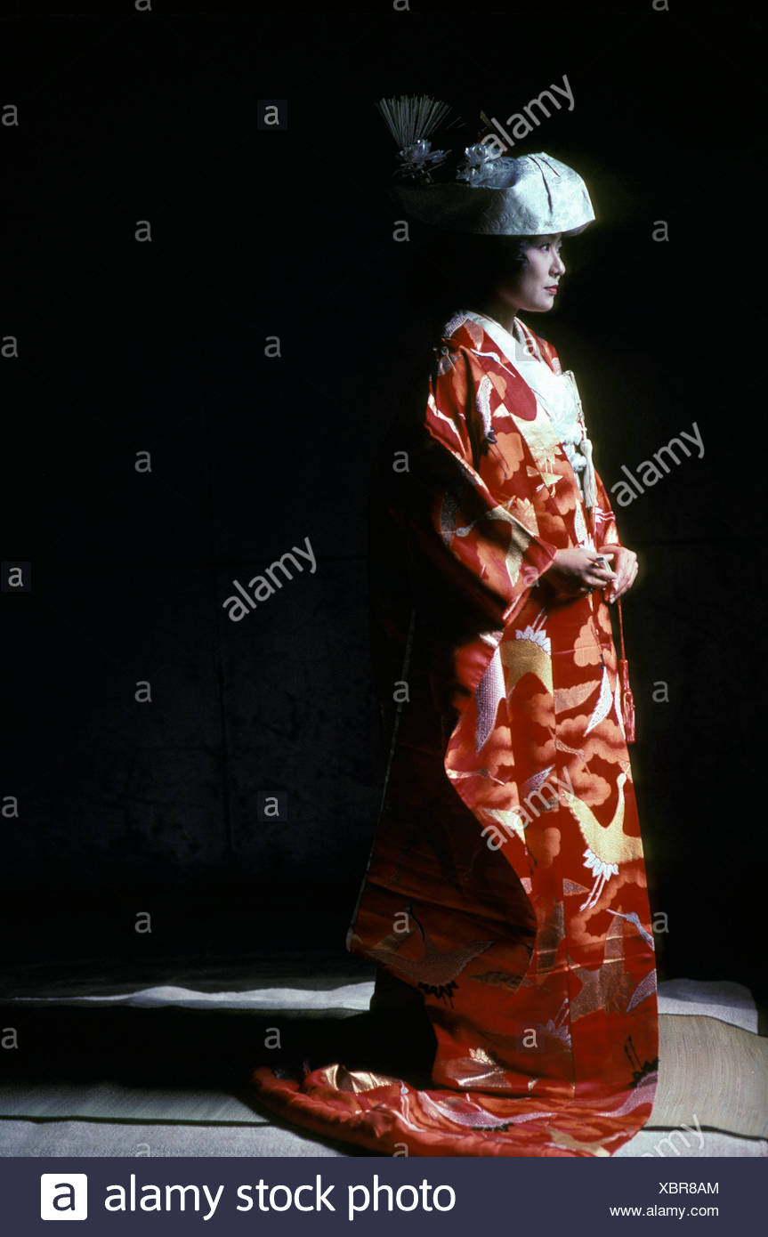 Vestidos De Novia Japonesa Tradicional Vestido De Boda Kimono El Fondo Negro Y La Novia Proporcionan Sombra Sharp Fotografia De Stock Alamy