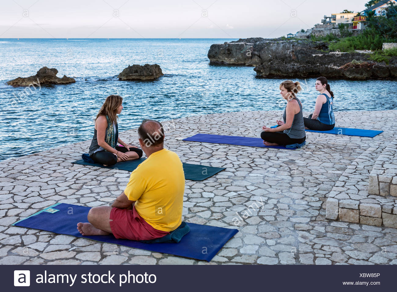 Waterfront instuction en un retiro de yoga Negril, Jamaica Foto de stock