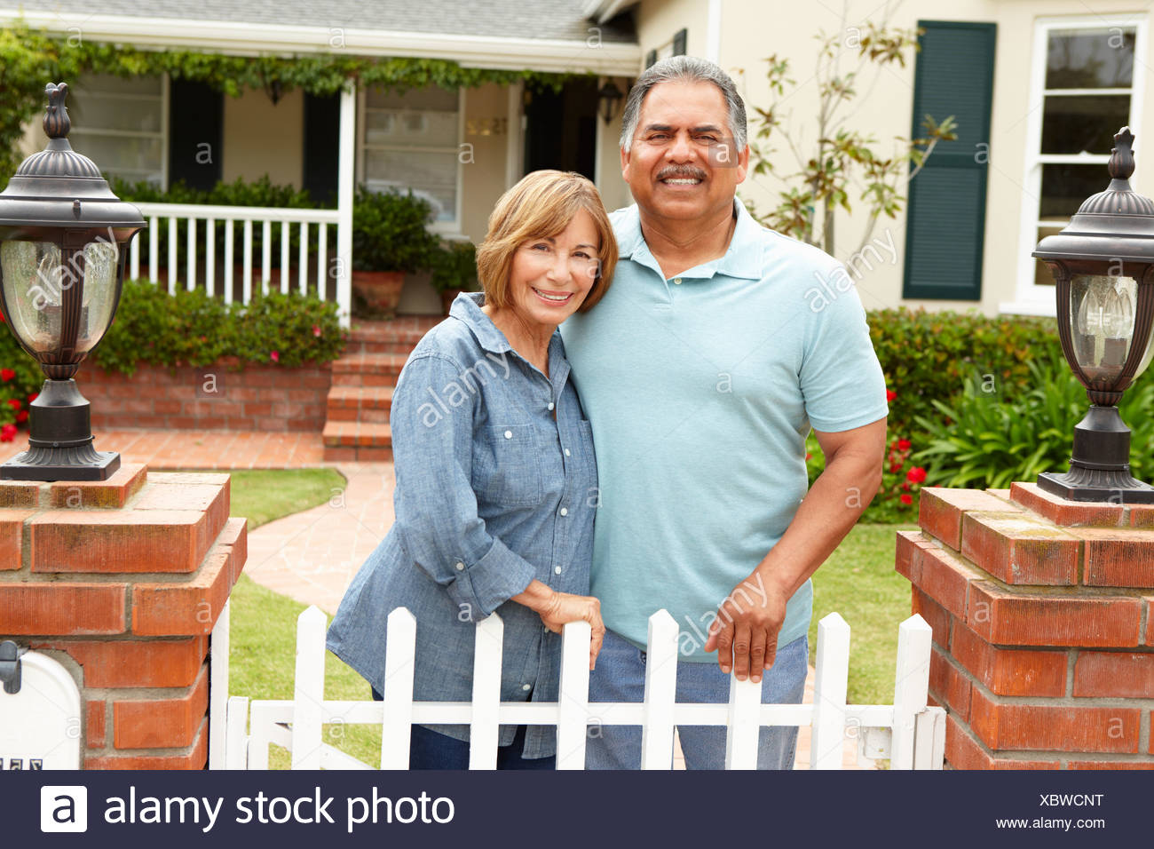 Senior pareja hispana fuera de casa Foto de stock