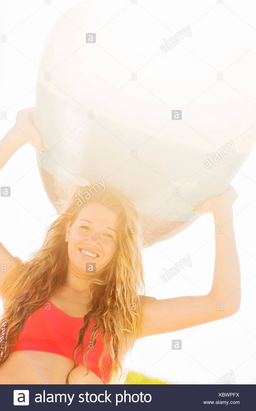 Ee.Uu., Florida, Júpiter, Retrato de mujer joven celebración de surf por encima de la cabeza Foto de stock