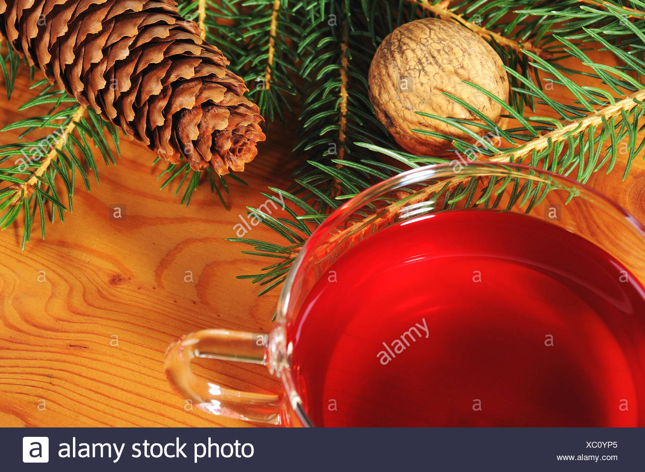 Mit Weihnachtsdekoration Tasse Tee und Holztisch Foto de stock