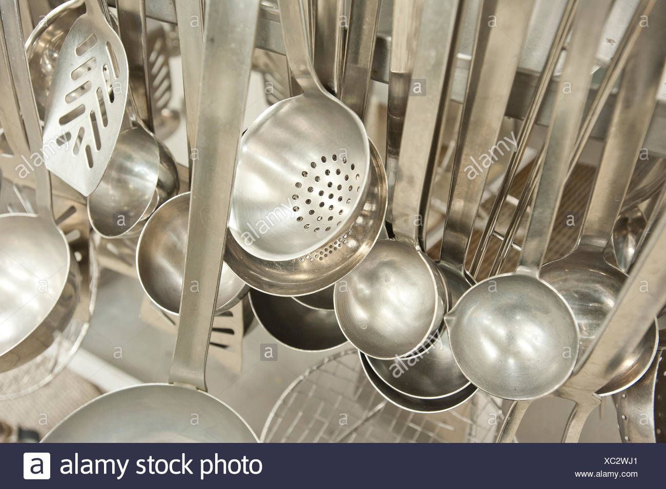 Cucharones Espumadera Utensilios De Cocina En Una Cocina Industrial Alemania Fotografia De Stock Alamy