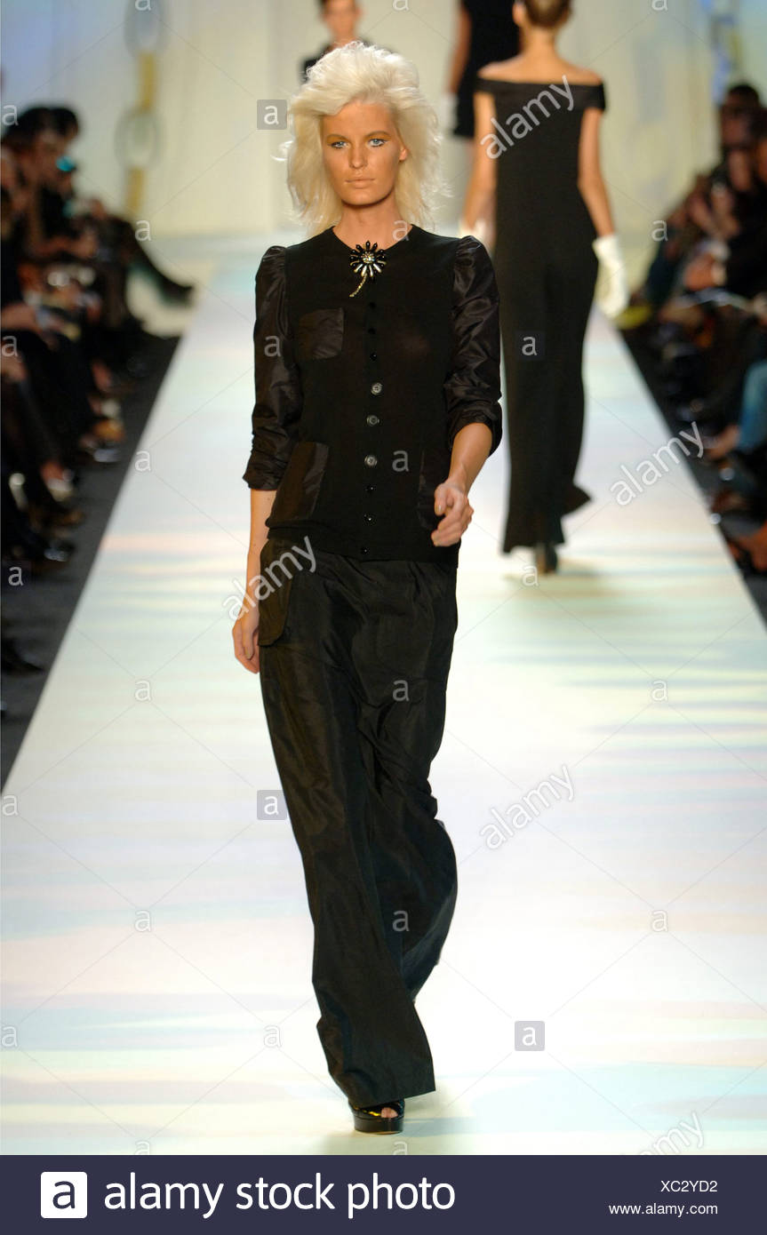 Moschino Milan Listo Para Vestir Primavera Verano Mujer Llevaba El