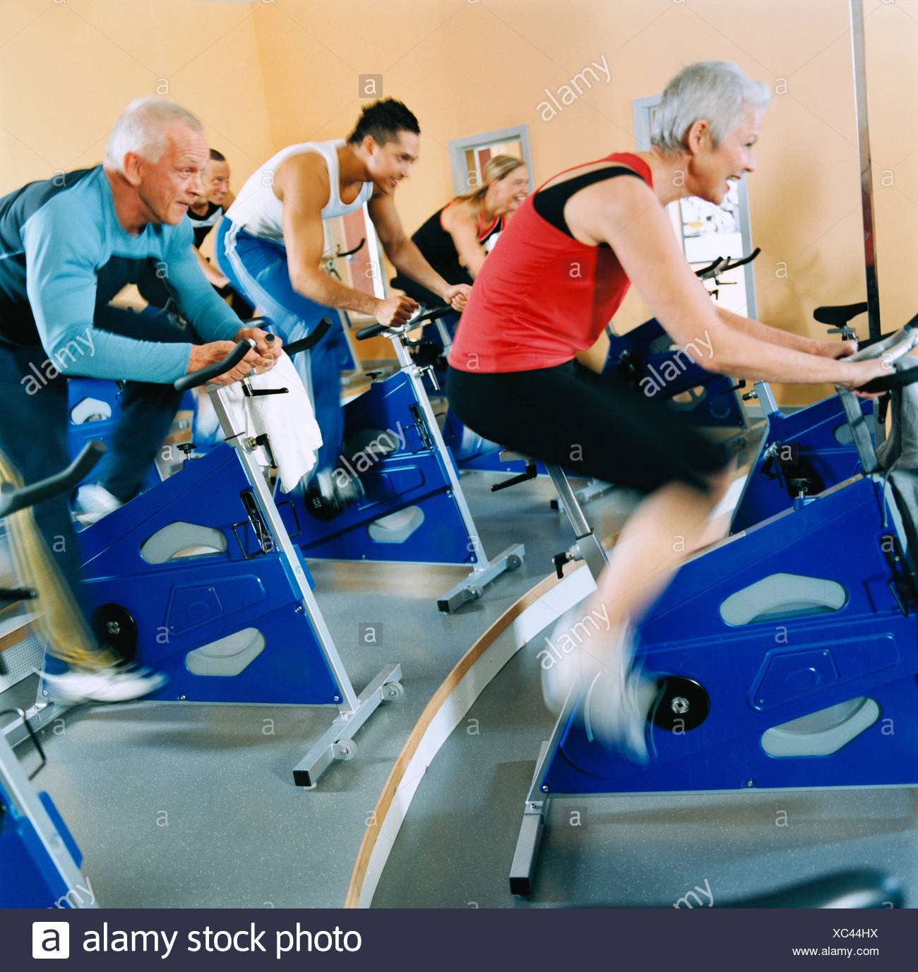 20-24 AÑOS 30-34 AÑOS actividad adultos único atleta bicicleta ciclo de imágenes en color de culturismo ejercicio cinco personas gimnasio Health Foto de stock