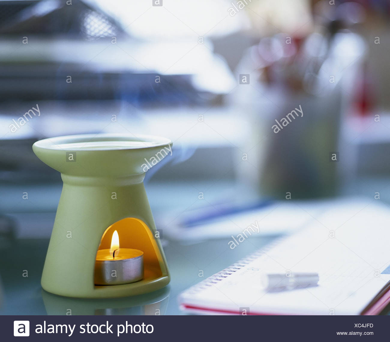 https www alamy es lampara de olor terapia aromatica te caliente aroma de velas aceites ethereally etereo duftol luz de velas decoracion humor studio fotografia de productos bodegones tabla detalle organizador personal image282844113 html