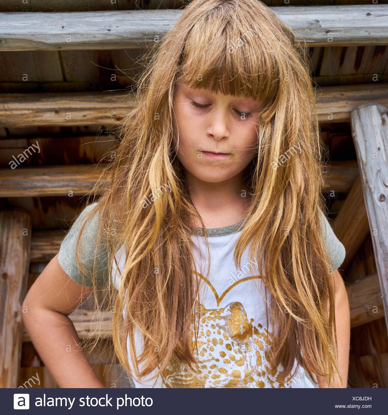 Hembra joven sensible niño perdido en pensamientos sentimental Foto de stock