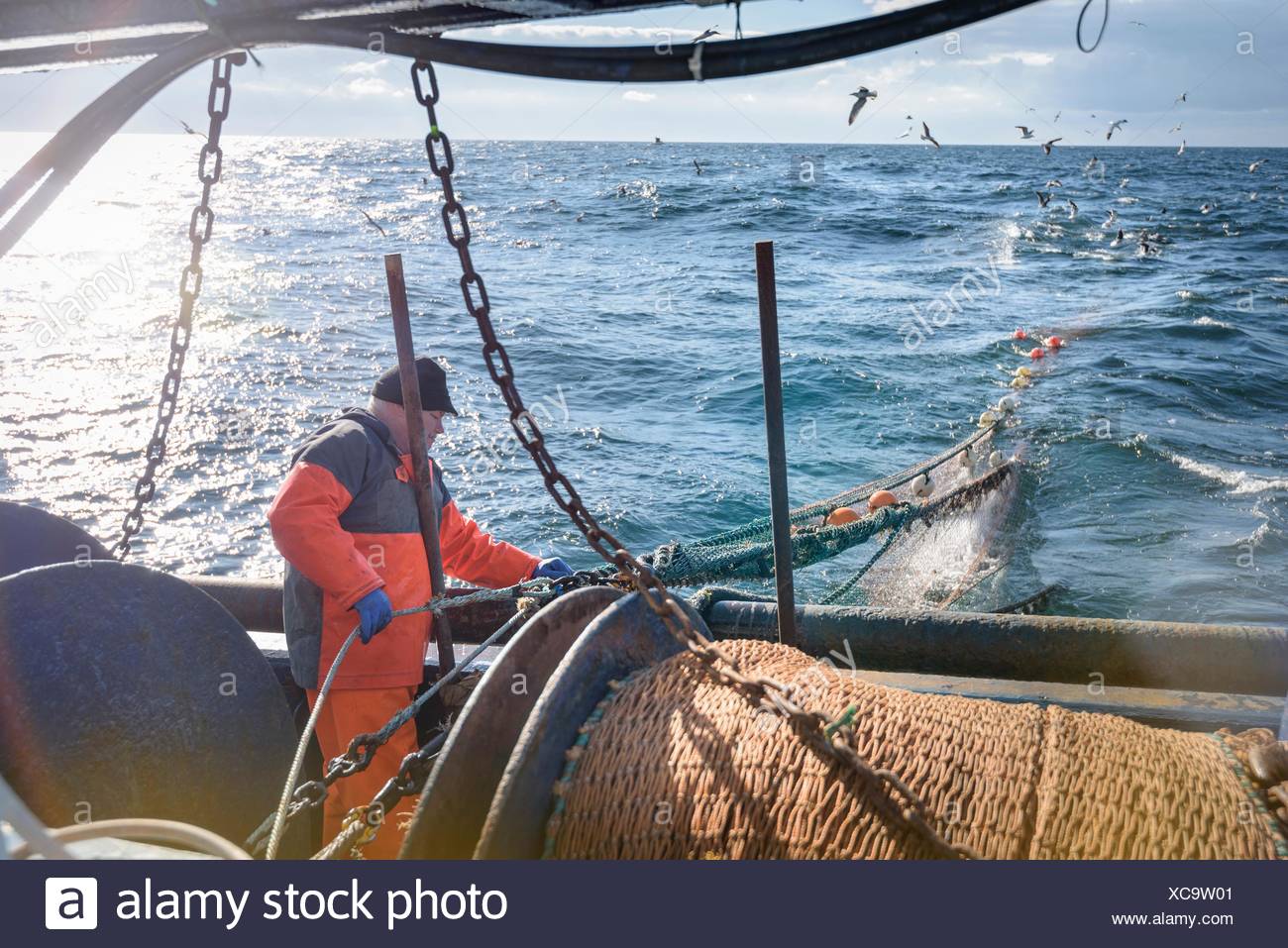 Tendiendo redes de pescador arrastrero Foto de stock