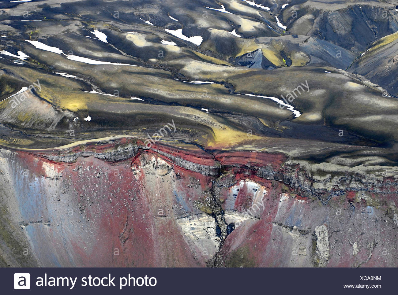 Vista aérea, la caldera del volcán Ljótipollur o Ljotpollur, escoria roja y Moss, el borde del cráter, Landmannalaugar, Islandia, Europa Foto de stock