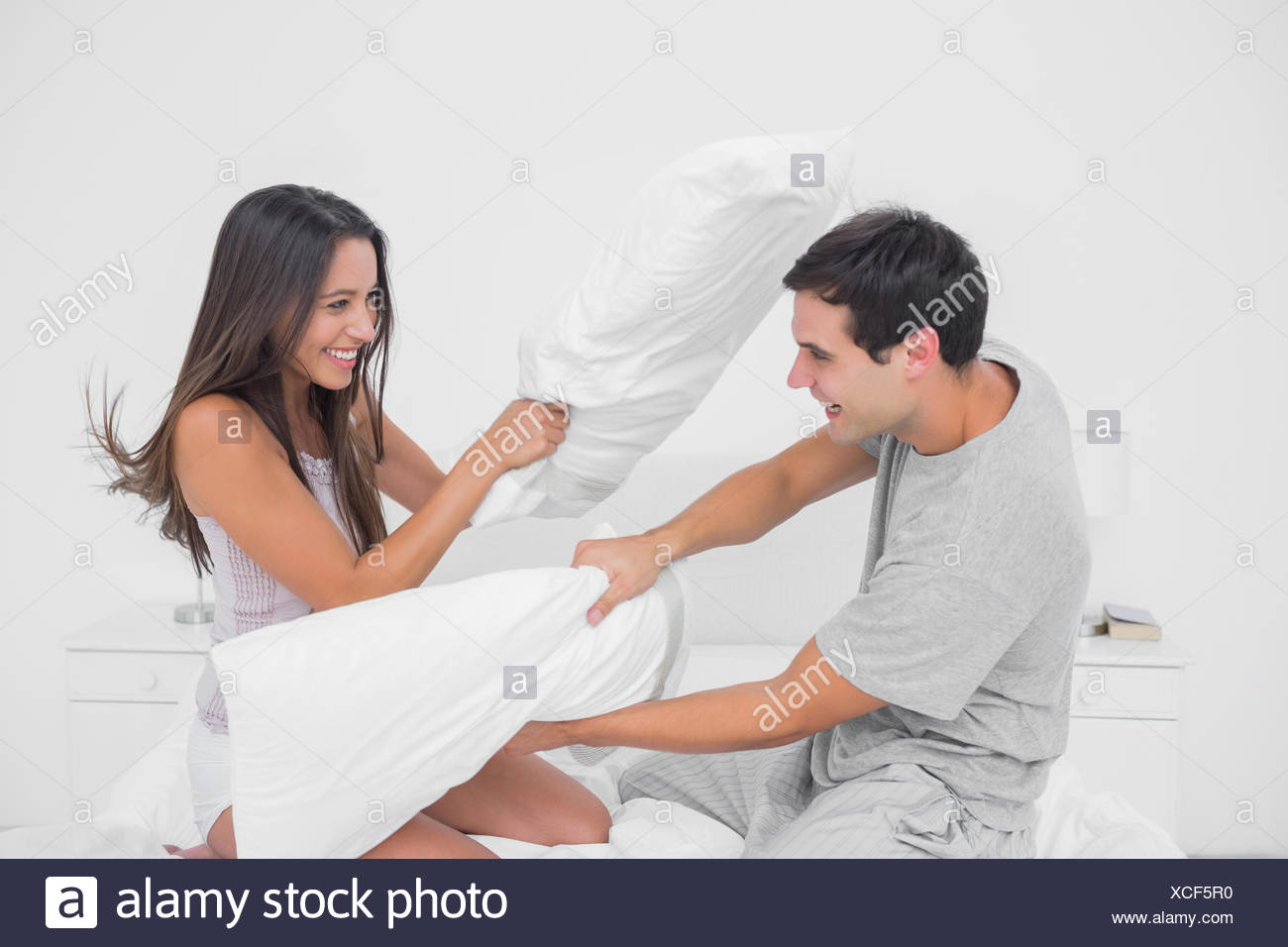 Par Luchar Juntos Con Almohadas Foto Imagen De Stock 283075604