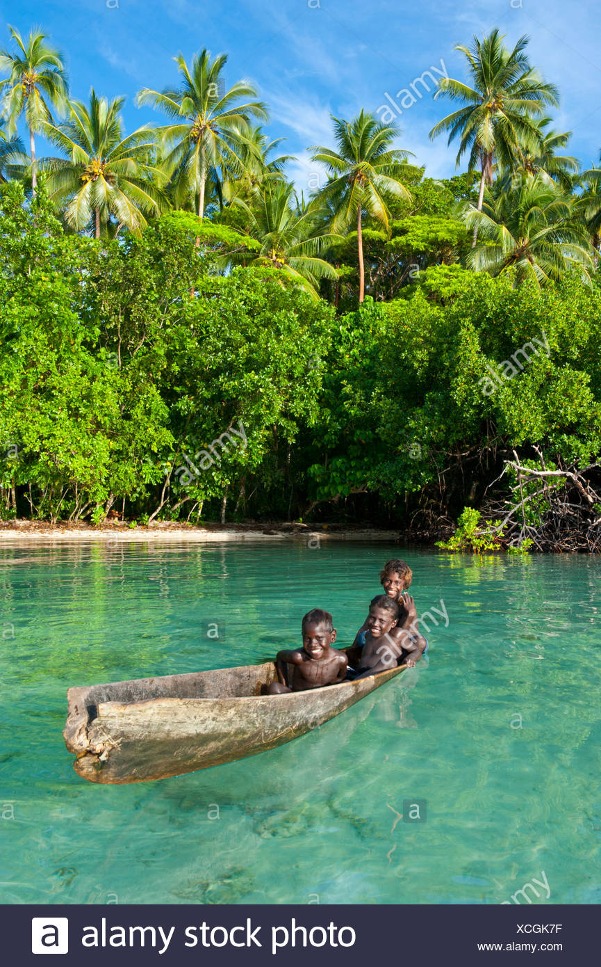 Los chicos locales en una canoa en la laguna de Marovo, Marovo Lagoon, en  la provincia occidental, las Islas Salomón Fotografía de stock - Alamy