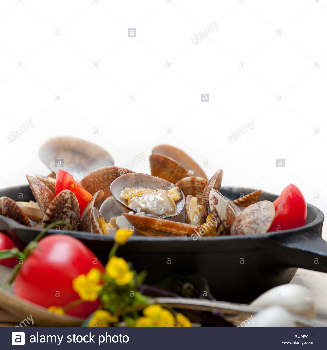 Almejas frescas en una sartén de hierro Foto de stock