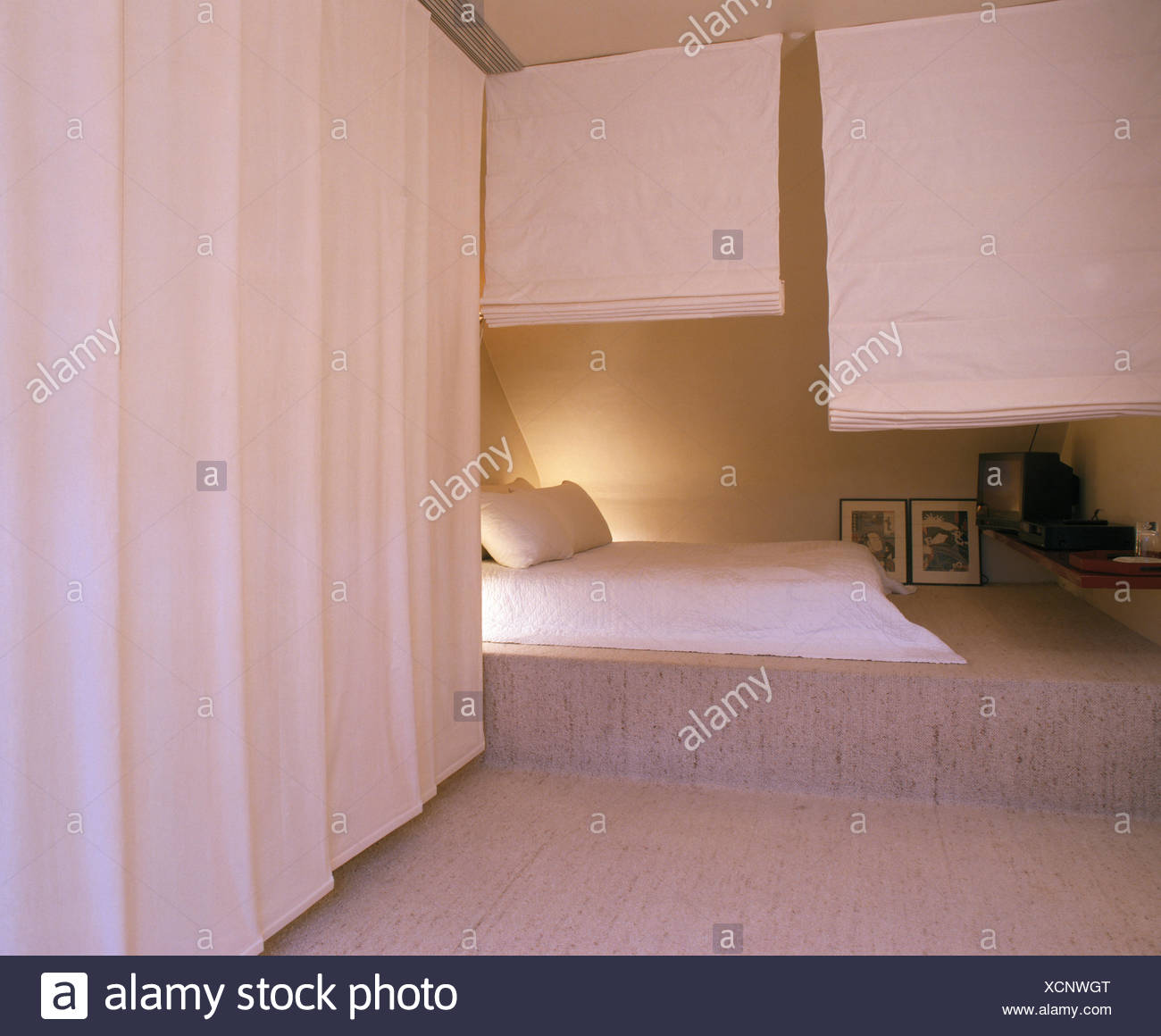 Tela Blanca Estan Colgadas En La Pared De 80 Dormitorio Con