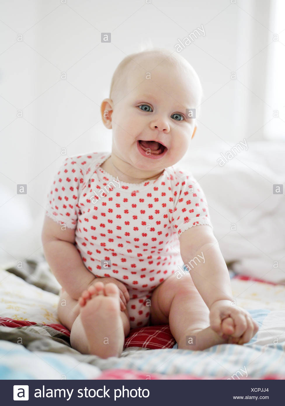 Una Nina Riendo Suecia Fotografia De Stock Alamy