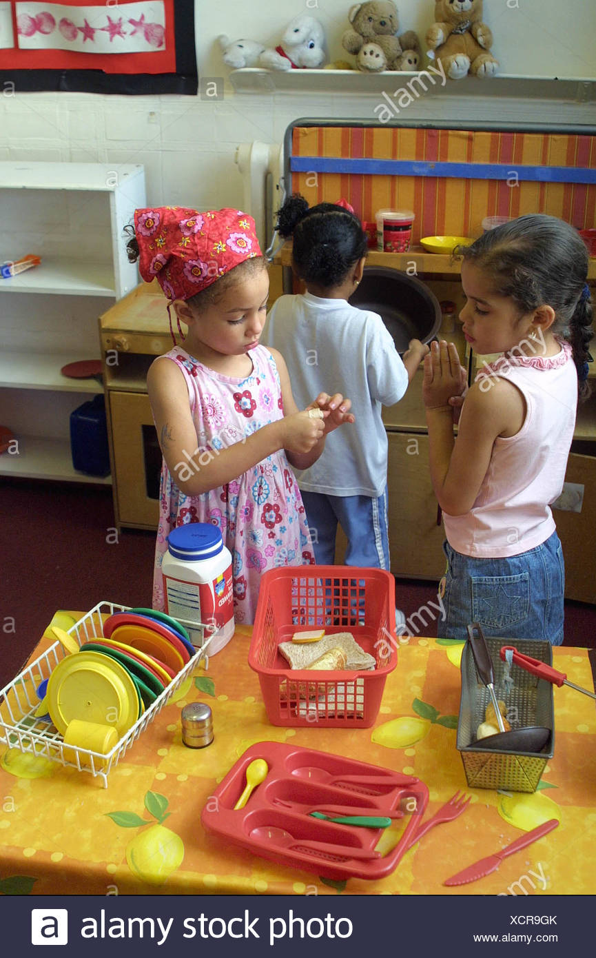 niñas jugando con cocinitas