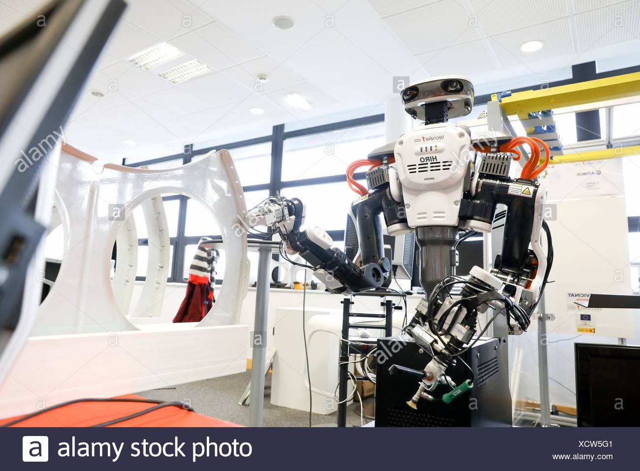 Robot con dos brazos para robótica flexible. Robot humanoide para montaje en automoción tareas en colaboración con personas, industria, Tecnalia Research & Foto de stock