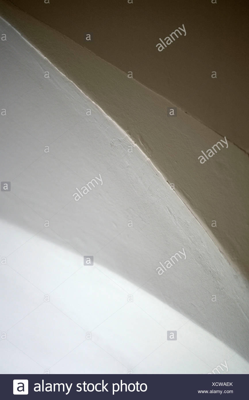 Visión abstracta de techo, pared y el arco de la puerta Foto de stock