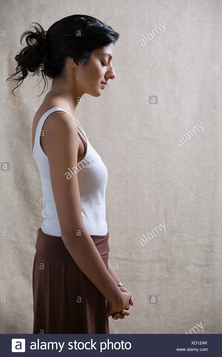 Mujer serena con los ojos cerrados Foto de stock