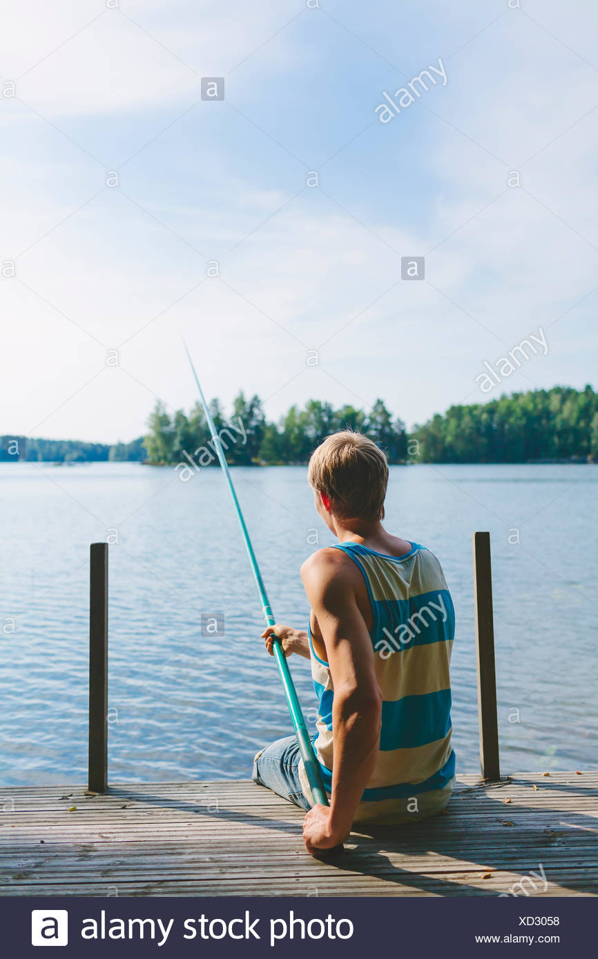 Finlandia, Pirkanmaa, Palkanevesi Salmentaka, Lago, Lago de pesca frente joven pier Foto de stock