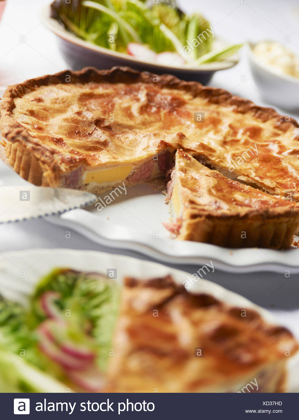 Tarta casera de jamón y huevo en la placa Foto de stock