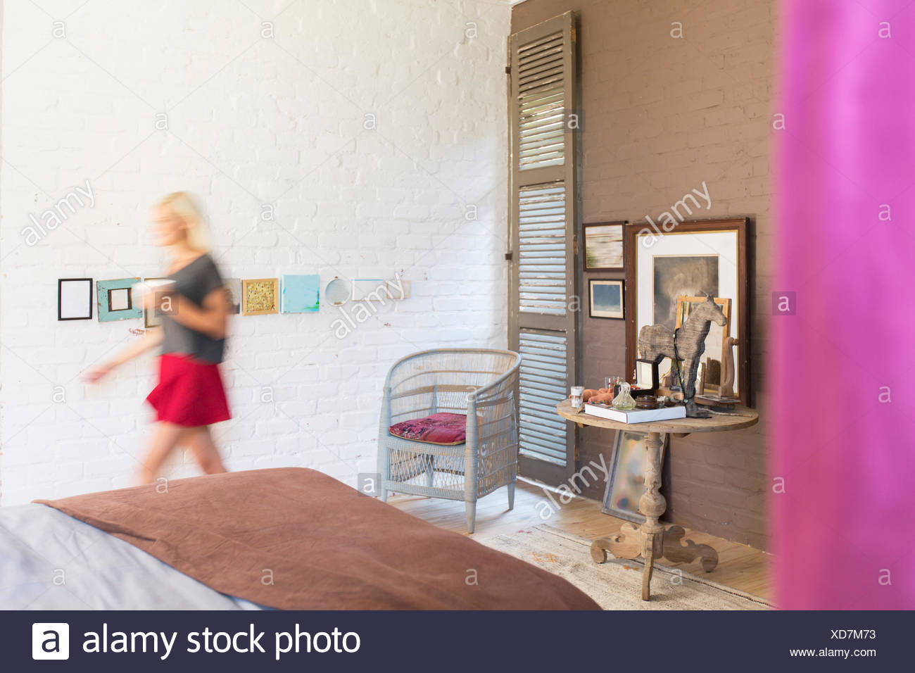 Vista borrosa de una mujer caminando en dormitorio Foto de stock