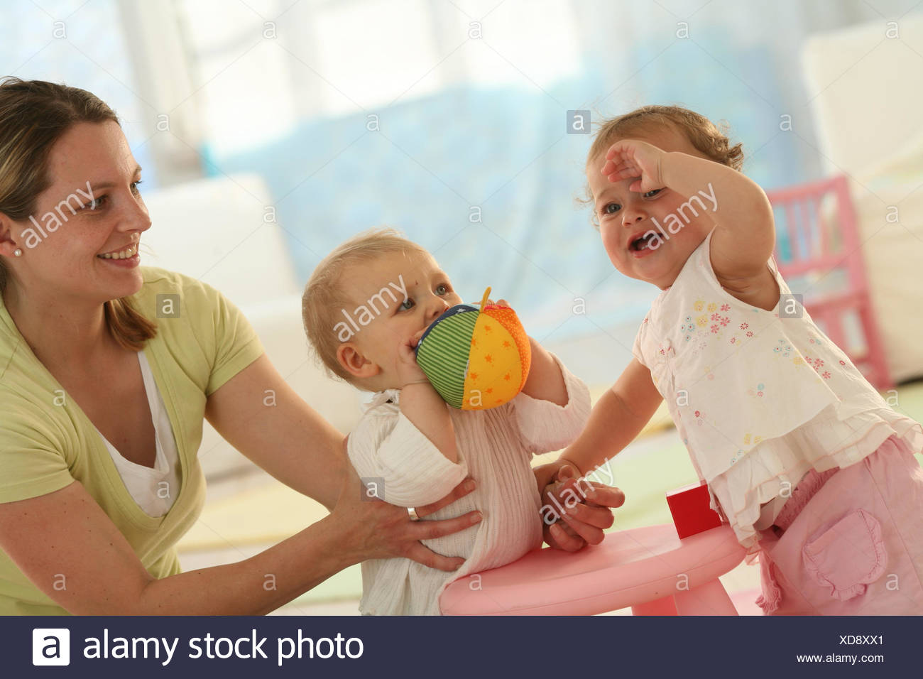 Los Bebes De 9 Meses La Madre De Bolas Jugar Levantate Bola Vestidos Rubio Celos Descubrimientos Amigos Alcance Grupo Interior Play Boy Facial Nina Jugar Juguetes Soporte Lucha Lloran Bebe Persona Mujer