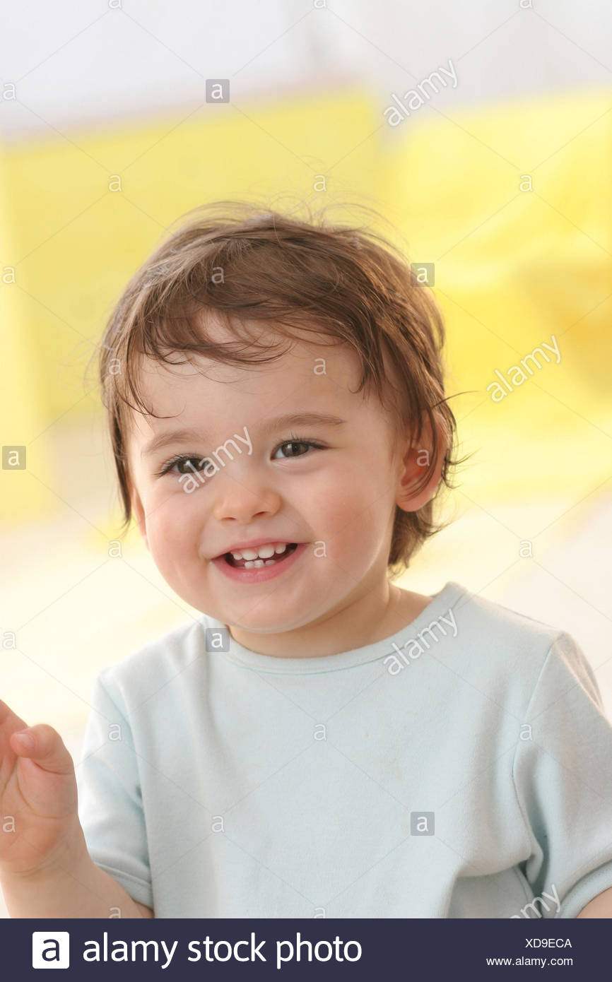 Bebe De 2 Anos Sonrie Retrato Fotografia De Stock Alamy