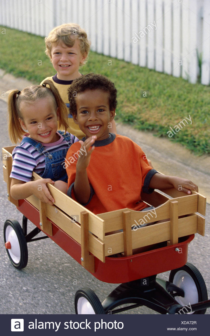 Resultado de imagen de dos niños y una niña