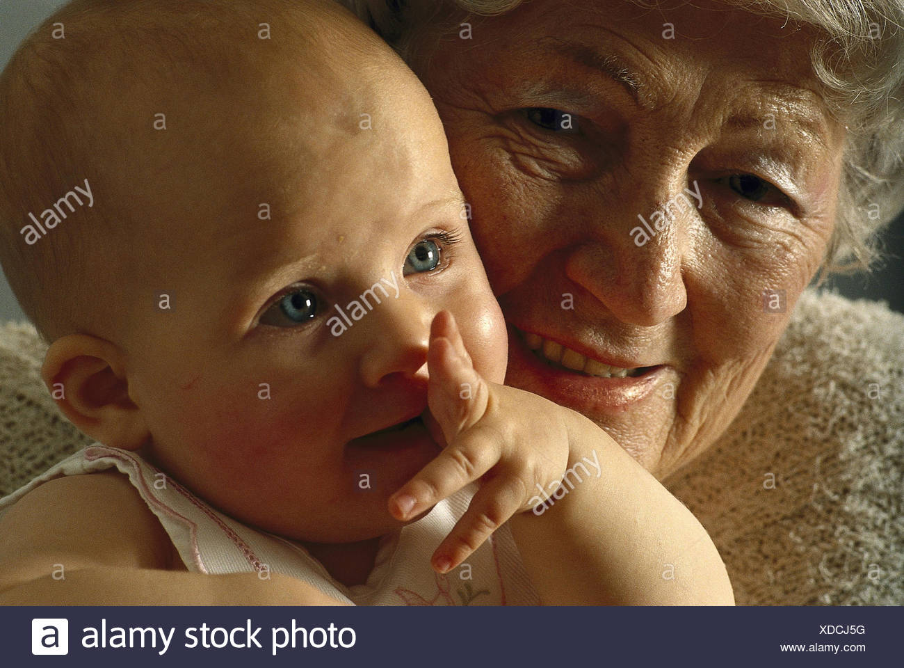 La Bisabuela Con Bebe Fotografia De Stock Alamy