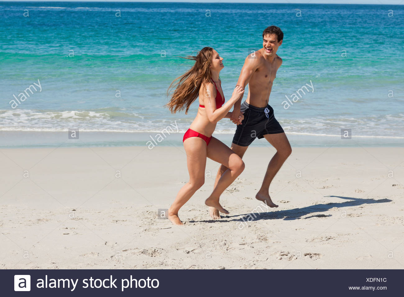 Los Amantes Divertidas Acabando En La Playa Foto Imagen De Stock