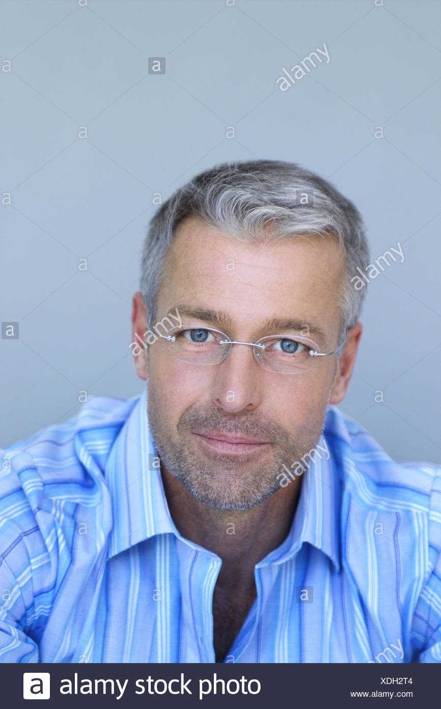 Hombre Edad Media Gafas Mirada Camara Series De Retrato