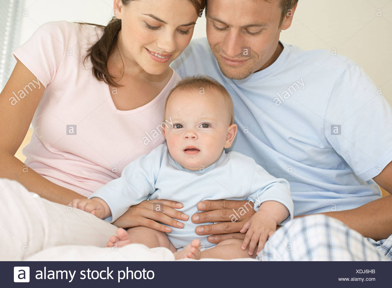 Los padres con su bebé Foto de stock