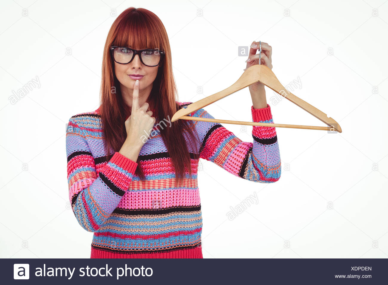 Hipster mujer sosteniendo percha Foto de stock