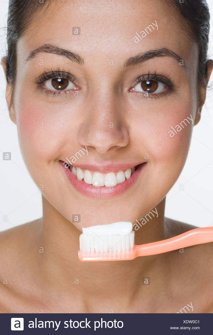 Mujer sonriente con el cepillo de dientes Foto de stock