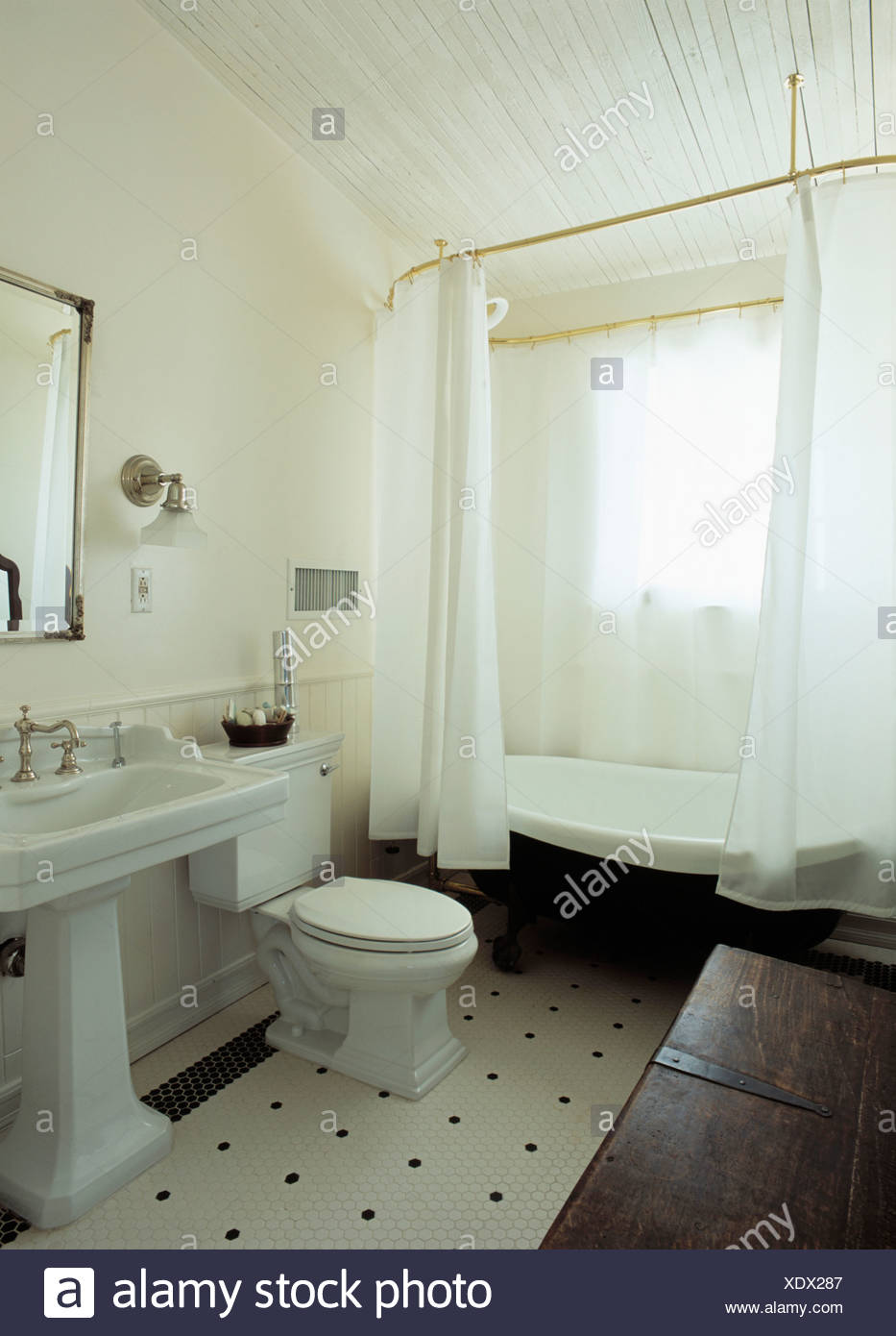 Las cortinas de ducha blanca en la bañera en el cuarto de baño ... Las cortinas de ducha blanca en la bañera en el cuarto de baño ...