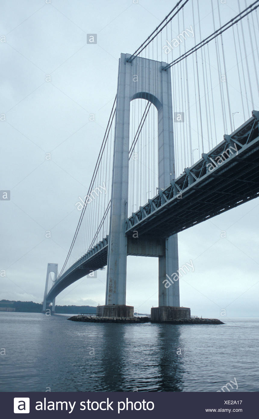 Un nublado día gris en el Puente Verrazano Foto de stock