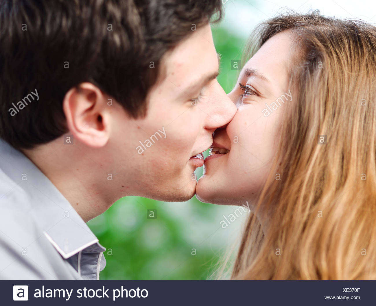 Atractiva Pareja De Enamorados Besandose Si Carinosamente En Un