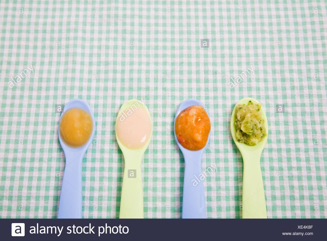 La comida del bebé en cucharas Foto de stock