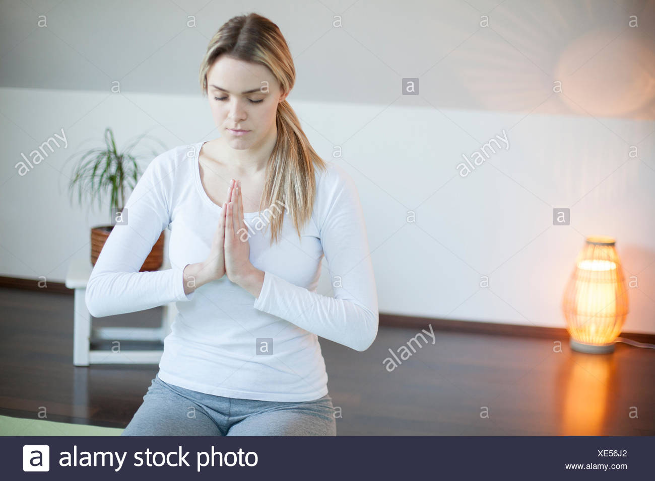 Mujer joven practicando yoga Foto de stock